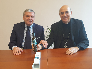 Ancona - Il questore dona ai vescovi l’olio del giardino della memoria di Capaci